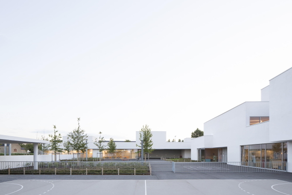 Schule von Dominique Coulon bei Orl�ans