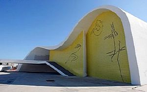 Niemeyers weiht sein Teatro Popular in Nitroi ein