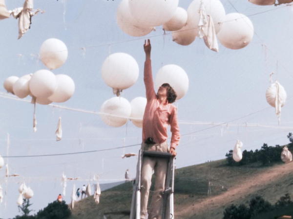 Einst schwebten Ballons ber der Spielstrae in Mnchen  Filmstill aus dem Archiv Ruhnau.