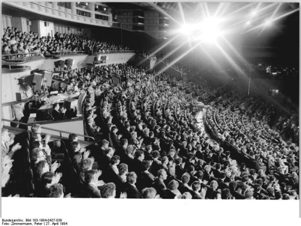 Zuschauerraum kurz nach der Erffnung, Bundesarchiv, Bild 183-1984-0427-039 / CC-BY-SA 3.0