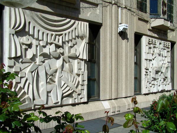 Reliefs von Emilia N. Bayer erzählen an der Seite des Gebäudes die Geschichte des Palasts und seiner Vorläufer, Foto: Brbbl, via Wikimedia, CC BY-SA 3.0