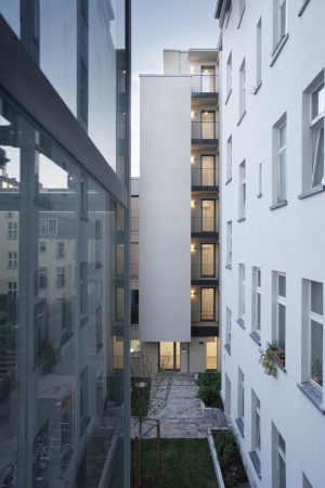 Wohnhaus im Berliner Hinterhof von wolff:architekten
