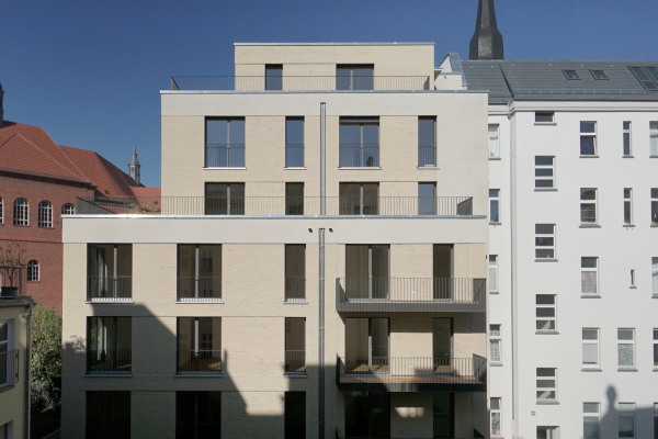 Wohnhaus im Berliner Hinterhof von wolff:architekten