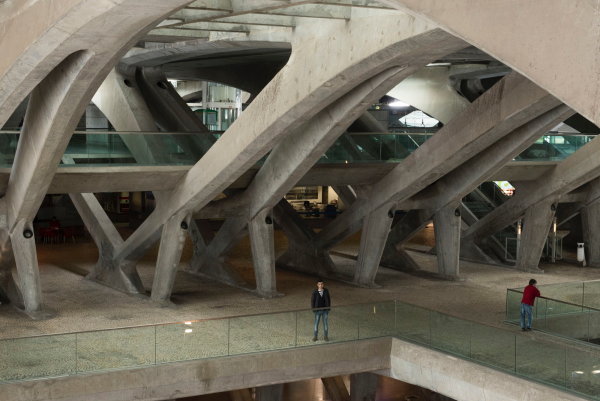 aus der Fotoarbeit von Erik-Jan Ouwerkerk: Bahnhof Estao do Oriente in Lissabon, 2016