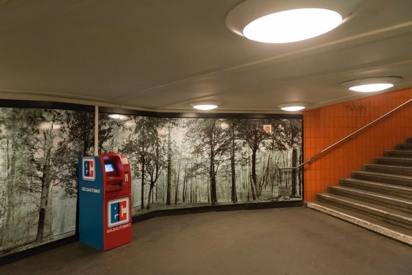 aus der Fotoarbeit von Erik-Jan Ouwerkerk: Geldautomat im U-Bahnhof Hallesches Tor in Berlin, 2017
