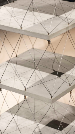 Barkow Leibinger und Werner Sobek erkunden in ihrer Installation die architektonischen Mglichkeiten von leichtem Gradientenbeton.