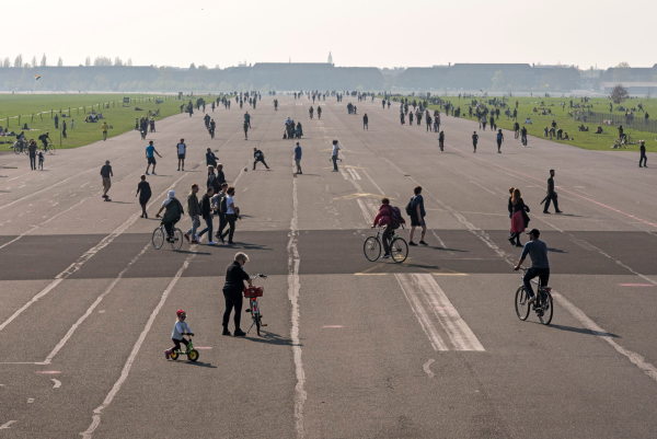 aus der Fotoarbeit von Erik-Jan Ouwerkerk: ehemalige Landebahn Tempelhofer Feld in Berlin, 2017
