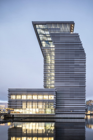 Die Fassade ist mit perforiertem Aluminium verkleidet.