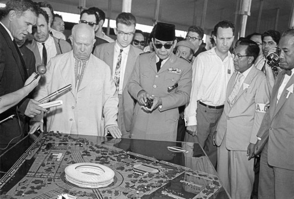 Nikita Kruschev und der indonesische Prsident Sukarno vor dem Modell der Nationalstadions von Jakarta, 1960