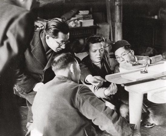 Charlotte Perriand in Diskussion mit japanischen Handwerkern, 1940. Das Bild stammt aus Laure Adlers Buch  Charlotte Perriand, Jahrhundertdesignerin im Elisabeth Sandmann Verlag