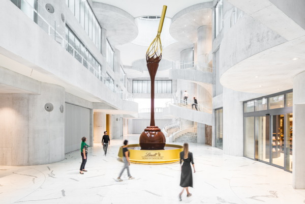 Ein neun Meter hoher Schokoladenbrunnen, gestaltet von Atelier Brckner, empfngt die Besucher.