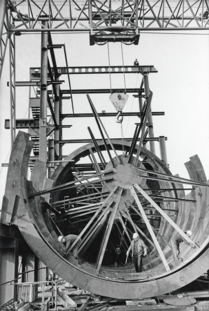 Arbeiter der Firma Peiner Stahlbau bei der Montage der Ringrohrleitung, 1971