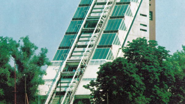 Still aus Ludwig Leo Werkfilm: Blick auf die Westfassade mit integriertem Schräglift der DLRG-Zentrale in Berlin-Spandau, 1967–71