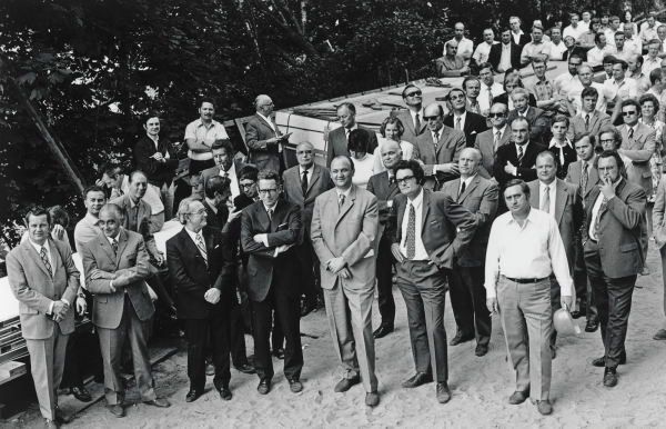 Richtfest am 28. Juni 1972: Christian Bos (1. Reihe, Zweiter von rechts), VWS-Direktor Siegfried Schuster (1. Reihe, Dritter von links), Ludwig Leo (hinter Schuster, gestikulierend) im Gesprch mit Senatsbaudirektor Hans C. Mller
