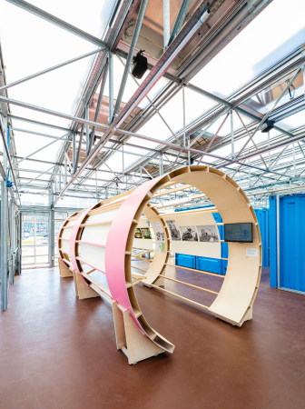 Die Ausstellung zeigt unter anderem ein Videointerview mit Peter Bade, der im Bro von Christian Bos fr den Bau des UT2 verantwortlich war.