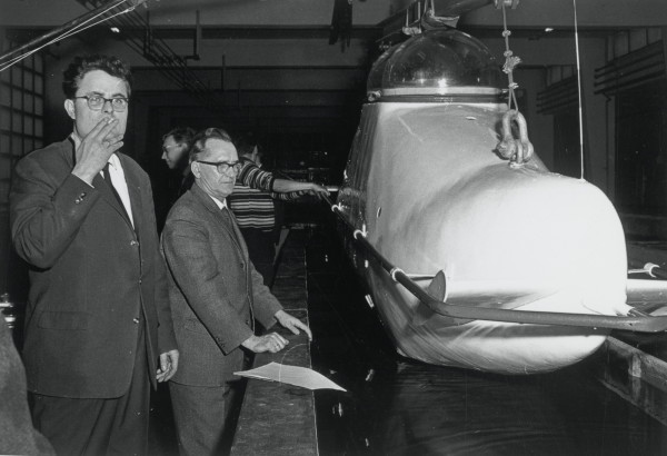 Wasserbauingenieur Christian Bos (links) entwarf nicht nur den Umlauftank, sondern arbeitete auch an Projekten wie dem Mini-U-Boot Tigerhai, das um 1963 in der VWS getestet wurde.