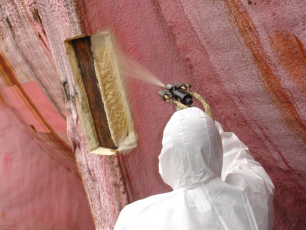 Sanierungsarbeiten an der Isolierung der Ringrohrleitung des Umlauftanks 2: Fllen einer Fehlstelle