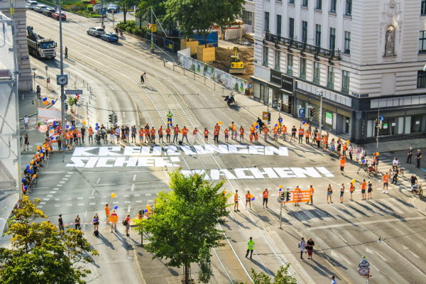 Die Initiative Platz fr Wien kmpft immer wieder mit Aktionen im Straenraum fr eine klimagerechte, verkehrssichere Stadt. Hier eine Menschenkette auf der Kreuzung am 22. Juli.