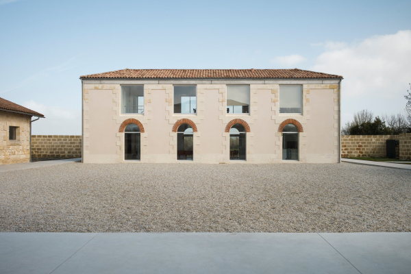 Bro- und Empfangsgebude bei Bordeaux von Sapiens Architectes