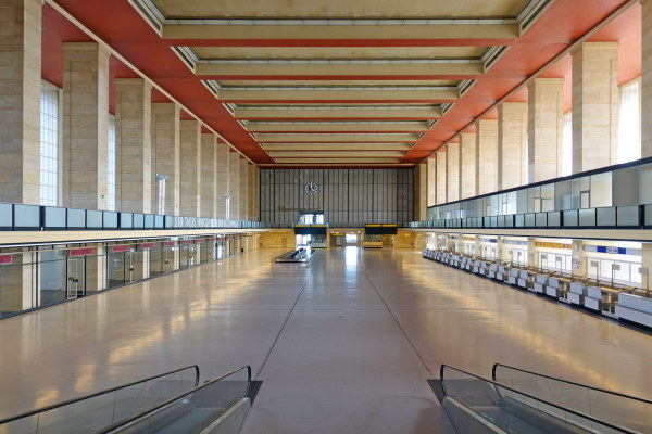 Empfangshalle des ehemaligen Flughafens Tempelhof in Berlin, 2017 (cc) Membeth