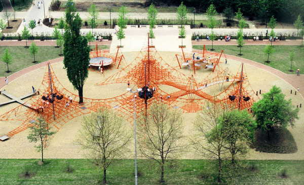 Super-Viermast-Seilzirkus im Sdpark Dsseldorf, entworfen von Conrad Roland