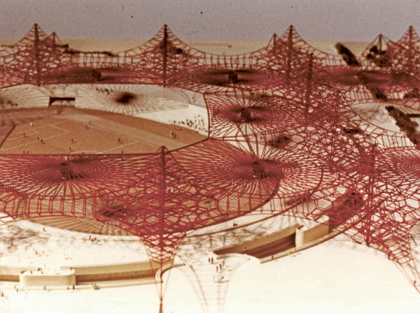 Modell eines Sportstadions in Abu Dhabi, entworfen von Jrn-Peter Schmidt-Thomsen und Conrad Roland in den 1960er Jahren, das nie realisiert wurde.