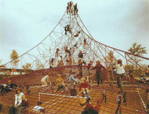 Super-Ballfangnetz in der GSW-Siedlung an der Obstallee in Berlin, 1978. Entwurf von Conrad Roland, Foto: Antonius Flaskamp