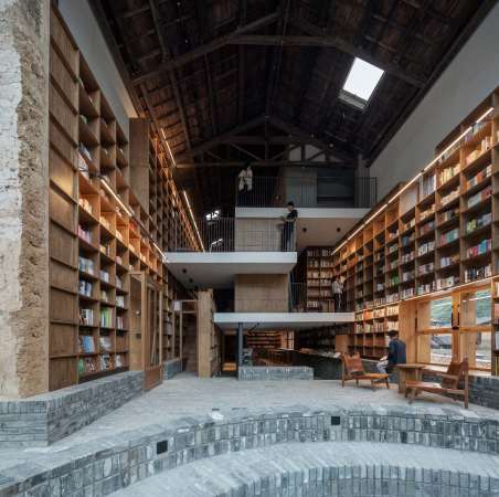 Kapselhotel mit Bibliothek von Atelier tao+c in Ostchina