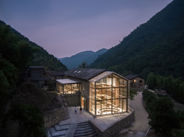 Kapselhotel mit Bibliothek von Atelier tao+c in Ostchina