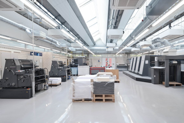 In der eingeschossigen Werkstatthalle sind Druck-, Verpackungs-, Buchbinde- und Siebdruckmaschinen fr den praxisbezogenen Unterricht aufgestellt.