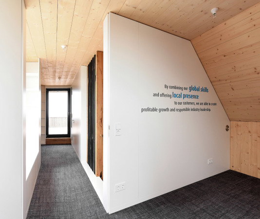 Auch dieses Wandtattoo reflektiert nicht die Familienwerte, sondern die frhere Nutzung.