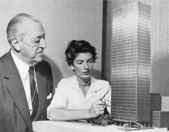 Zwei Gren unter sich. Mies van der Rohe und Phyllis Lambert begutachten ein Modell zum Seagram Building 1955. Filmstill aus City Dreamers.