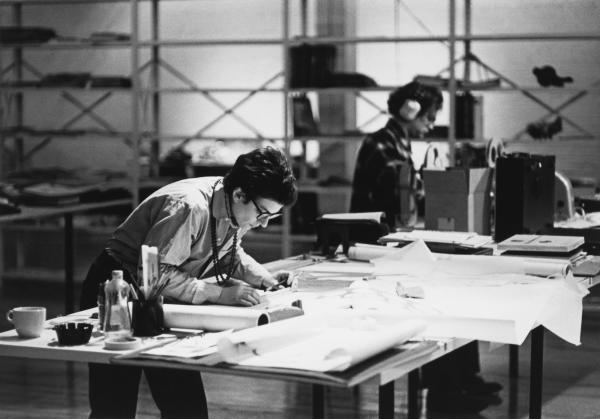Architektin Phyllis Lambert beim Zeichnen. Filmstill aus City Dreamers. Original Bild: Ron Milewski 1971