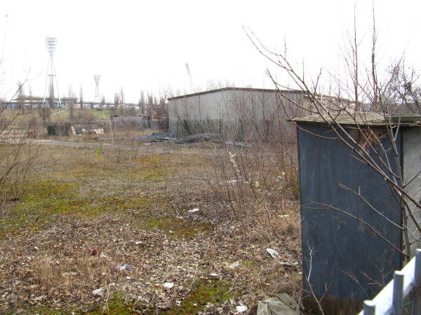 Areal vor der Umgestaltung zum Mauerpark mit Blick auf Station im Friedrich-Ludwig-Jahn-Sportpark