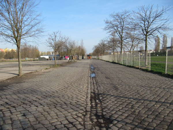 Areal vor der Umgestaltung. Rechts im Bild der alte Teil des Mauerparks