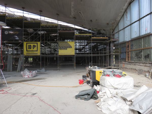 Der Entwurf von gmp zielt daher auf den Einbau von Boxen, die nicht bis an M�thers� Schalendach hinaufreichen.