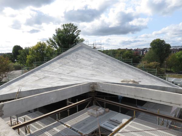 Die vier separaten Dachfl�chen werden nacheinander saniert.