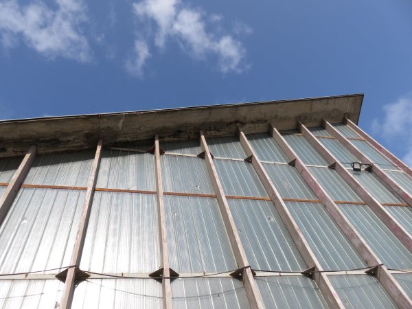 Der Dach�berstand w�chst von 50 cm am Knotenpunkt zu 100 cm an den Geb�udeecken.