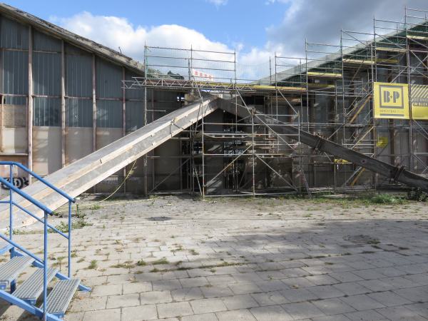 Die vertikalen St�tzen messen 100 x 50 cm, die Diagonalpfeiler je 60 x 90 cm.