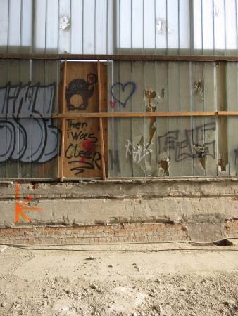 Als Hochwasserschutz bekommt die Hyparschale einen neuen Sockel aus Betonfertigteilen und eine Wanne aus WU-Beton.