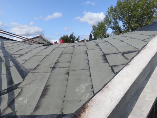 �ber dem Innenraum wird au�en auf den gekr�mmten Dachfl�chen eine neue W�rmed�mmung aufgebracht, die f�r Besucher*innen jedoch fast unsichtbar bleibt.