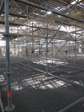 Die Wirkung des komplett st�tzenfreien Innenraums von 48 x 48 Metern ist auf der Baustelle immer noch zu ahnen.