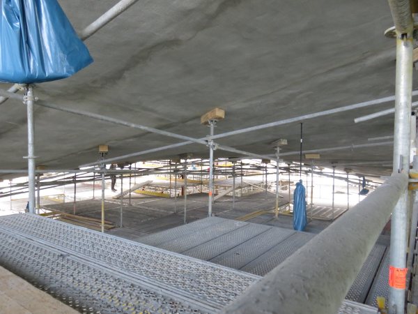 Die Kr�mmungen der Dachfl�chen verlangen auch den Ger�stbauer*innen alles ab.