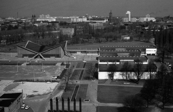 Blick vom Albinmller-Turm in Richtung Norden bers Pferdetor an der Stadthalle auf die Hyparschale, um 1980.
