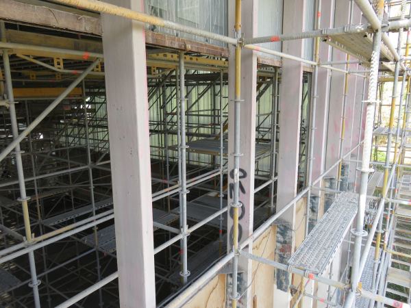 Das transluzente Industrieglas wird aus der Fassade entfernt und durch Klarglas ersetzt. Die Stahlprofile bleiben erhalten.