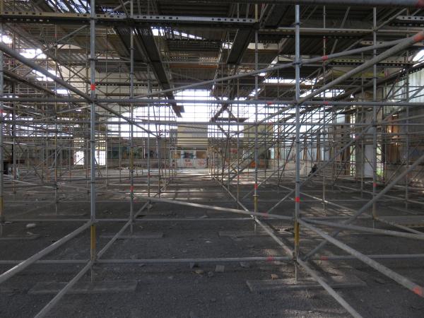 Dieser Eindruck des Innenraums wird sich mit der Sanierung ver�ndern. Die Stadt w�nschte sich ausdr�cklich flexiblere Nutzungsm�glichkeiten, also insbesondere die M�glichkeit, den Raum in kleinere Einheiten aufzuteilen.