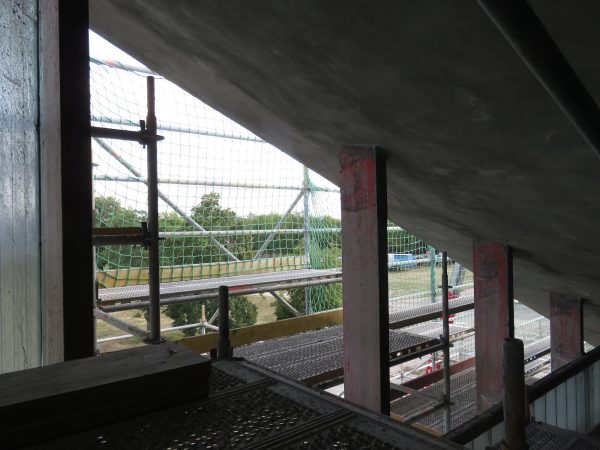 Lediglich das Schalholzprofil an den Dachunterseiten wird durch das Abstrahlen und die neue Schicht Carbonfaserbeton verschwinden.