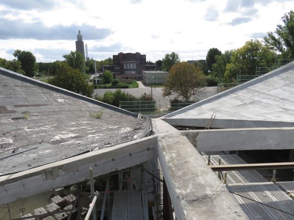 Der alte, l�dierte Stahlbeton wird schrittweise abgestrahlt und dann mit zwei Schichten Carbonfaserbeton � eine innen, eine au�en � verst�rkt.