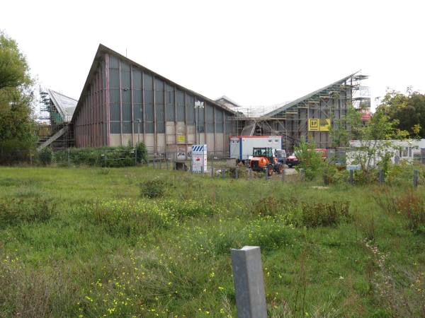 Das Umfeld ist ebenso struppig wie die seit 1997 geschlossene Hyparschale.