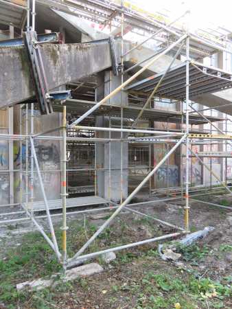 Die vier doppelt gekr�mmten Dachfl�chen liegen nur auf vier Knotenpunkten auf, die Kr�fte gehen jeweils in eine vertikale und zwei diagonale St�tzen �ber.